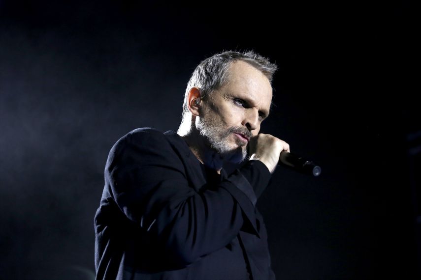 El cantautor Miguel Bosé durante la clausura de la quinta edición del festival de Magdalena en Vivo 2025.