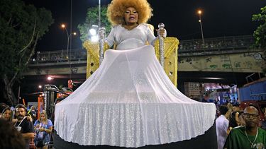 En esta foto de archivo tomada el 24 de febrero de 2020, la cantante brasileña Elza Soares asiste al desfile de la escuela de samba Mocidade Independente de Padre Miguel durante la última noche del desfile del Carnaval de Río en el Sambódromo Marqués de Sapucai en Río de Janeiro, Brasil.