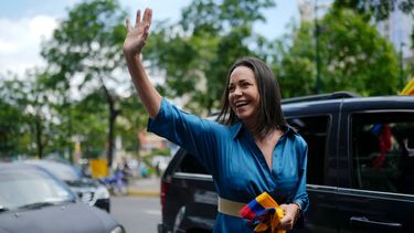 La líder opositora María Corina Machado saluda a sus simpatizantes antes de inscribirse para participar en las elecciones primarias de la oposición en Caracas, Venezuela.