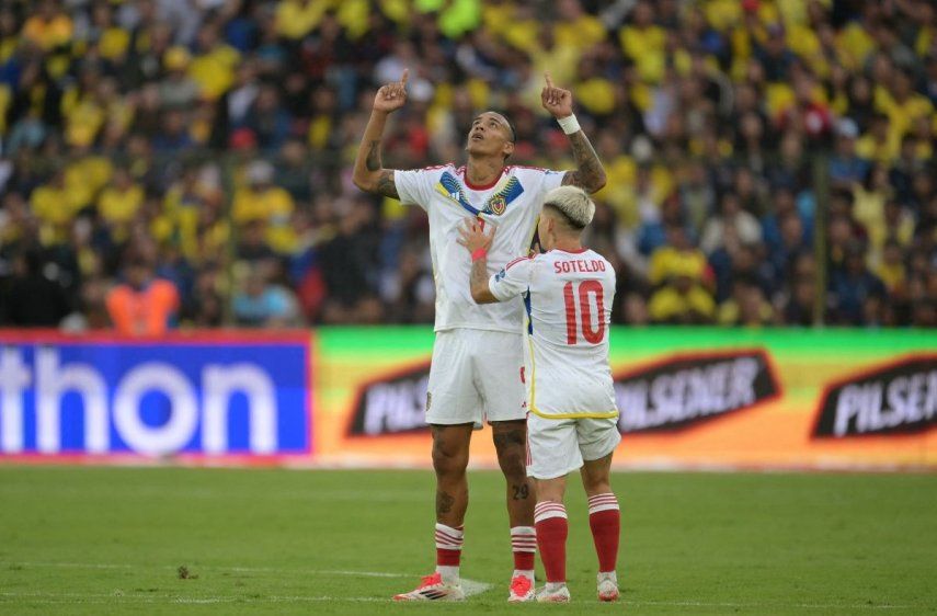 El venezolano Jhonder Cadiz (izquierda) celebra con Yeferson Soteldo luego de anotar el único gol de su selección en un partido contra Ecuador, el 21 de marzo de 2025.