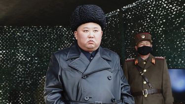 En esta fotograf&iacute;a de archivo del lunes 2 de marzo de 2020, facilitada por el gobierno norcoreano, se ve al gobernante Kim Jong Un cuando inspecciona unas maniobras militares en un lugar no revelado en Corea del Norte.&nbsp;