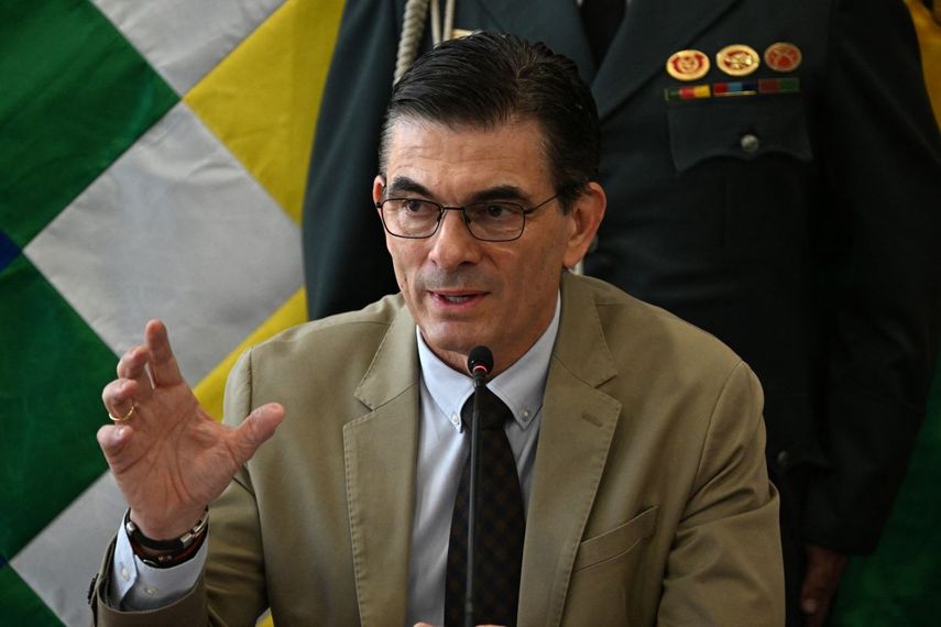 &nbsp;El presidente de Bolivia, Rodrigo Paz Pereira, habla al anunciar nuevas medidas económicas el 25 de noviembre de 2025 en la Casa Grande del Pueblo en La Paz. El nuevo gobierno de Bolivia, liderado por el centroderechista Rodrigo Paz, anunció el martes que propondrá al Congreso una reducción del 30% del gasto fiscal y la eliminación de impuestos como medidas iniciales para estabilizar el país, sumido en su peor crisis económica en cuatro décadas.