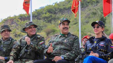El dictador de Venezuela, Nicolás Maduro, junto a su esposa, Cilia Flores y el ministro de Defensa, Vladimir Padrino López. 