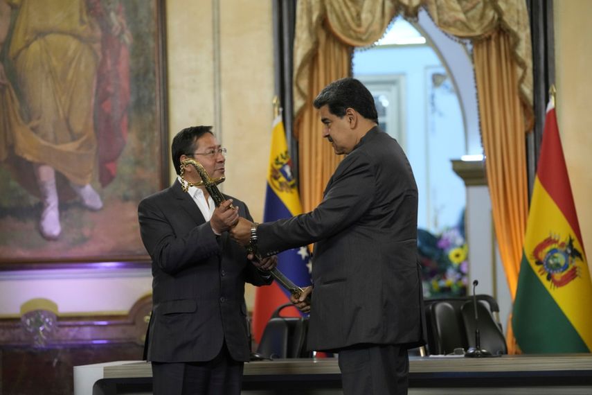 El dictador de Venezuela, Nicolás Maduro, a la derecha, obsequia al presidente de Bolivia, Luis Arce, una réplica de la espada del libertador Simón Bolívar utilizada en la batalla de Carabobo, en el palacio presidencial de Miraflores, en Caracas, Venezuela.