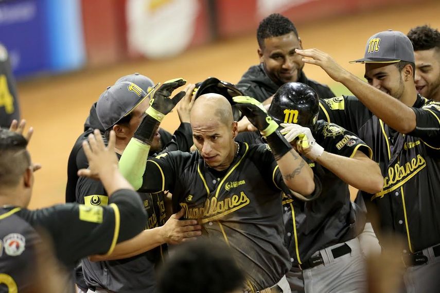 Ronny Cedeño fue la figura del partido por los Navegantes