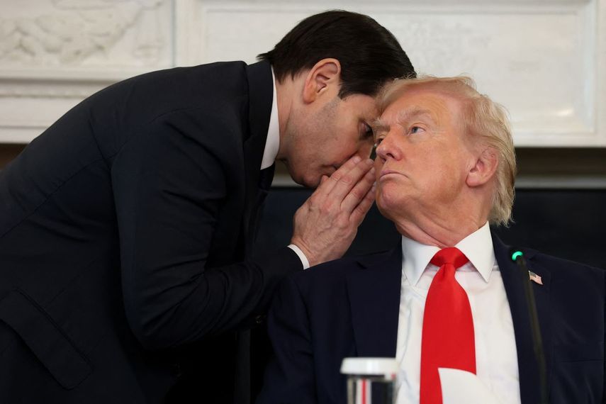 El Secretario de Estado Marco Rubio habla con el presidente Donald Trump durante una mesa redonda en la Casa Blanca el 8 de octubre de 2025 en Washington, DC.