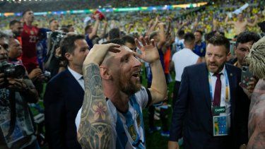 Lionel Messi y sus compañeros celebran la victoria 1-0 ante Brasil en las eliminatorias del Mundial, en Río de Janeiro.