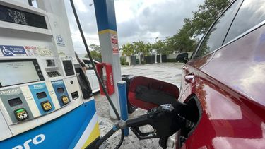 El precio de la gasolina en Florida fluctúa sin sobrepasar los niveles del año pasado.