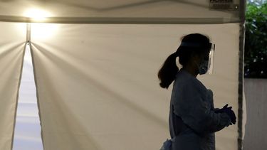 Una enfermera con equipo protector&nbsp;es vista en una&nbsp;carpa donde se hacen pruebas del coronavirus en Seattle, el 13 de marzo del 2020.&nbsp;