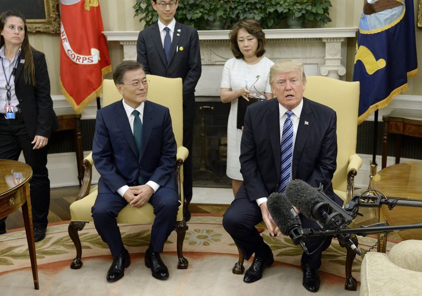 El presidente estadounidense, Donald Trump &nbsp;y su homólogo de Corea del Sur,&nbsp;Moon&nbsp;Jae-in, durante su reunión en el despacho Oval de la Casa Blanca en Washington, Estados Unidos.
