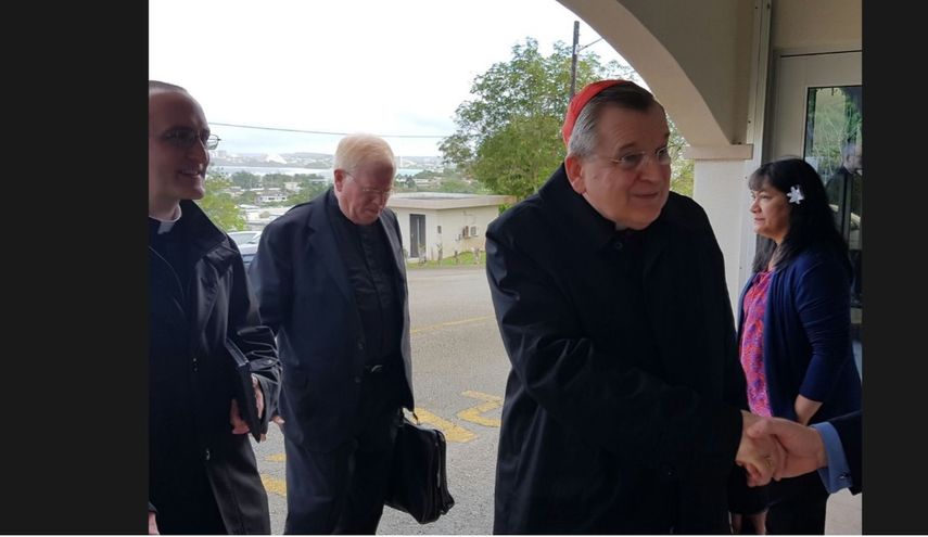 El cardenal estadounidense Raymond Leo Burke llega a Guam.