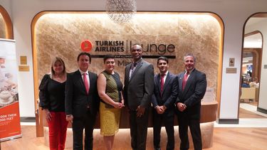 Pierina Lérida, gerente comercial de Turkish Airlines, Mustafa Kizilay, gerente general; Feyza Barutçu Altu, cónsul general de Turquía en Miami; Desmond Alufohai, director de protocolo del Aeropuerto Internacional de Miami y dos miembros de su equipo de trabajo.&nbsp;