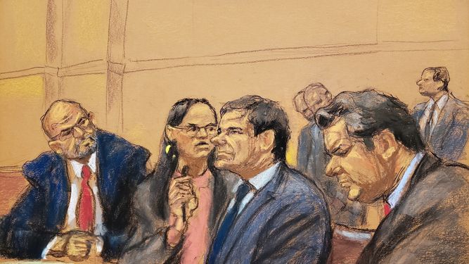 Reproducción fotográfica de un dibujo realizado por la artista Jane Rosenberg donde aparece el narcotraficante mexicano Joaquín El Chapo Guzmán (2-dcha) mientras escucha a la intérprete (2-izq) junto a sus abogados defensores.