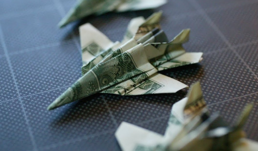 Aviones de papel hechos con dólares