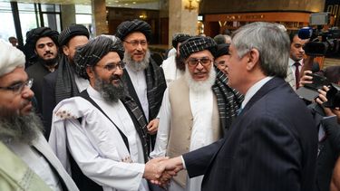 E l&iacute;der de la oficina pol&iacute;tica talib&aacute;n en Qatar, el mul&aacute; Abdul Ghani Baradar, saluda a un alto cargo del Ministerio de Exteriores ruso en una reuni&oacute;n en Mosc&uacute;.