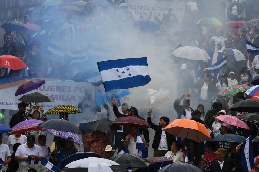 Partidarios del opositor Partido Nacional y el llamado Ejército Ciudadano por la Paz marchan para protestar contra el Foro de Sao Paulo en Tegucigalpa, Honduras, el 29 de junio de 2024.&nbsp;