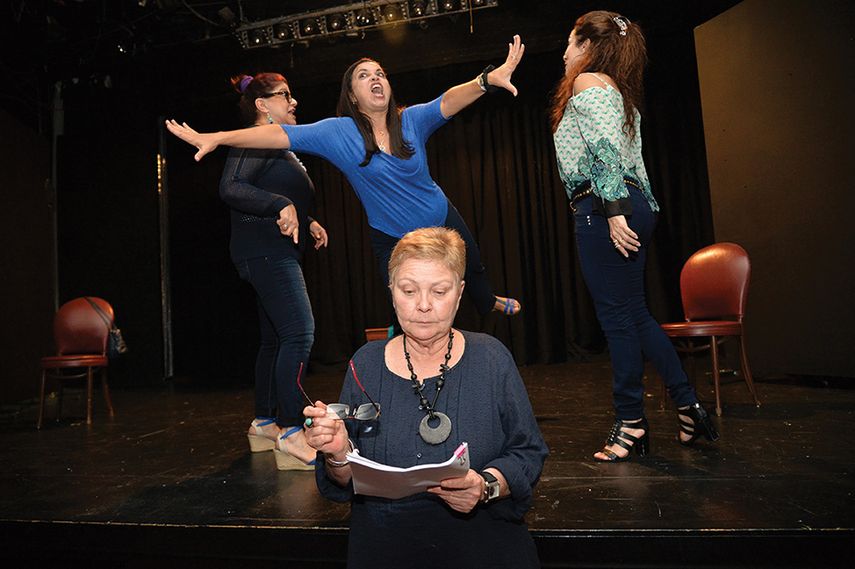 Susana Pérez, Ivanesa Cabrera y Lilliam Vega conforman el elenco,  mientras la autora supervisa el desarrollo de los diálogos. (ÁLVARO MATA)