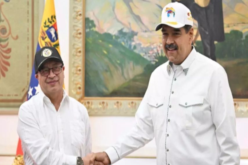 El presidente de Colombia, Gustavo Petro (izq.), le da la mano a su par Nicolás Maduro, de Venezuela, durante visita oficial al Palacio de Miraflores, en Caracas, el 9 de abril de 2024.