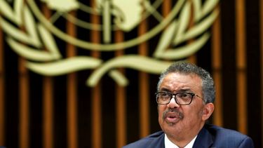 Tedros Adhanom Ghebreyesus, director general de la Organización Mundial de la Salud (OMS), ofrece una declaración a reporteros sobre la respuesta al brote de coronavirus COVID-19, en la sede de la OMS, en Ginebra, Suiza.