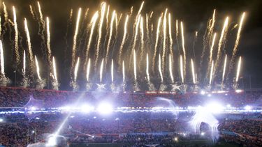Fuegos artificiales iluminan el Dolphin Stadium mientras Prince actúa en el espectáculo de medio tiempo del Super Bowl XLI de la NFL en el Dolphin Stadium en Miami el 4 de febrero de 2007.