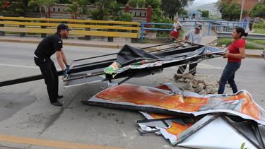 Honduras&nbsp;amaneció este&nbsp; con bloqueos de carreteras en varias regiones del país, luego de una noche violenta en las principales ciudades, actos de vandalismo y un paro de transportistas y de un sector de la Policía Nacional.&nbsp;