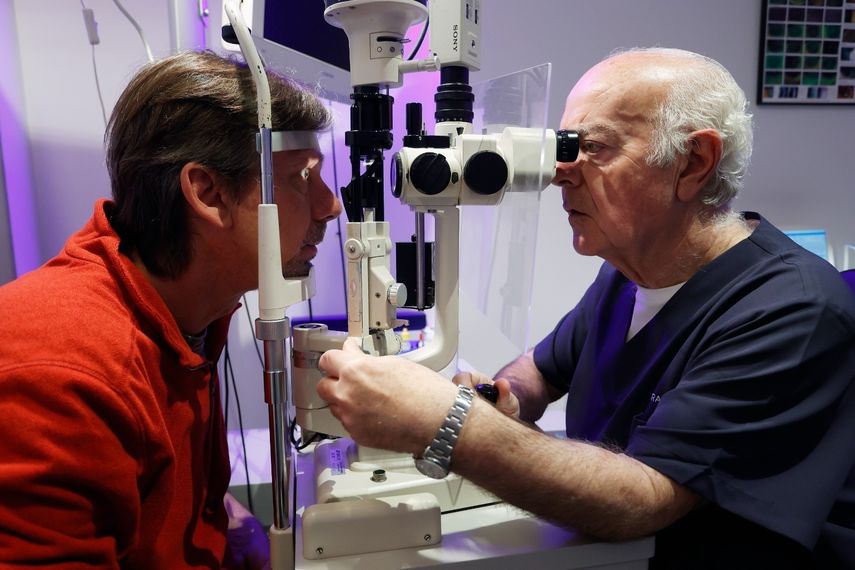 El uso de pantallas disminuye más de un 40% el parpadeo.