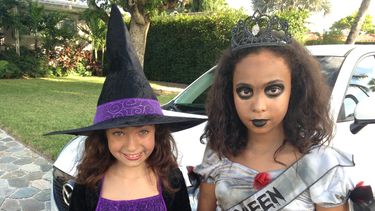 Niñas celebran Halloween.