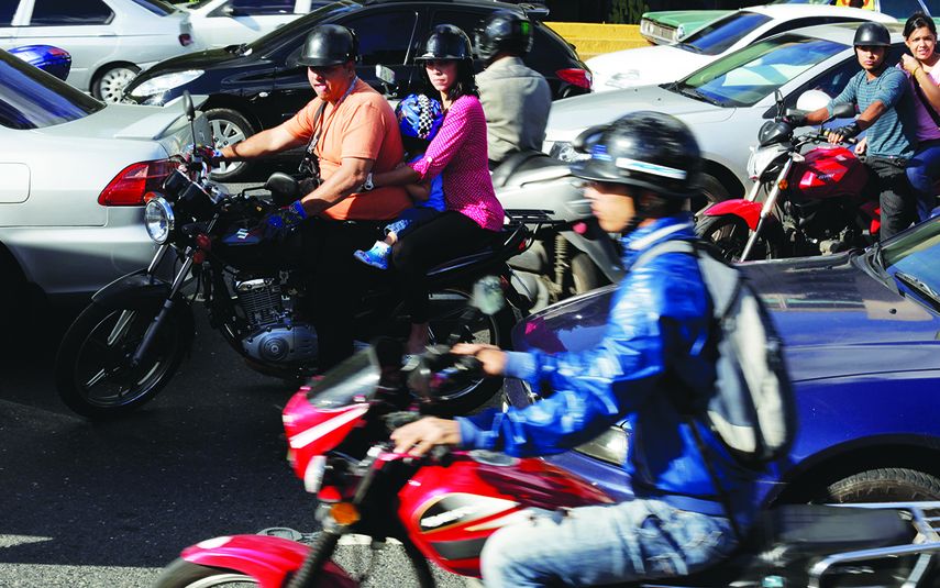 Quizás no es culpa de todos estos conductores, pero la gran parte de los asaltos y robos en las principales ciudades son en asistencia de algún motorizado. (Archivo)