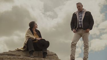 En esta imagen difundida por Focus Features, Diane Lane y Kevin Costner en una escena de Let Him Go.