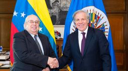 Tarre y Almagro se estrecharon la mano frente a dos banderas -una de&nbsp;Venezuela&nbsp;y otra del organismo- y en presencia de los embajadores de buena parte de los 35 Estados miembros.