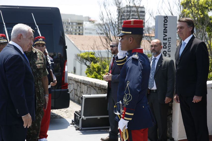 Jair Bolsonaro (der) recibe a Benjamin Netanyahu en el Fuerte de Copacabana, Río de Janeiro, el 28DIC18.