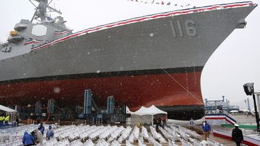 Nieve cae sobre el USS Thomas Hudner, un destructor de la Armada estadounidense que lleva el nombre de un veterano de la Guerra de Corea, durante la ceremonia de su bautizo, el 1 de abril de 2017, en Bath, Maine. 
