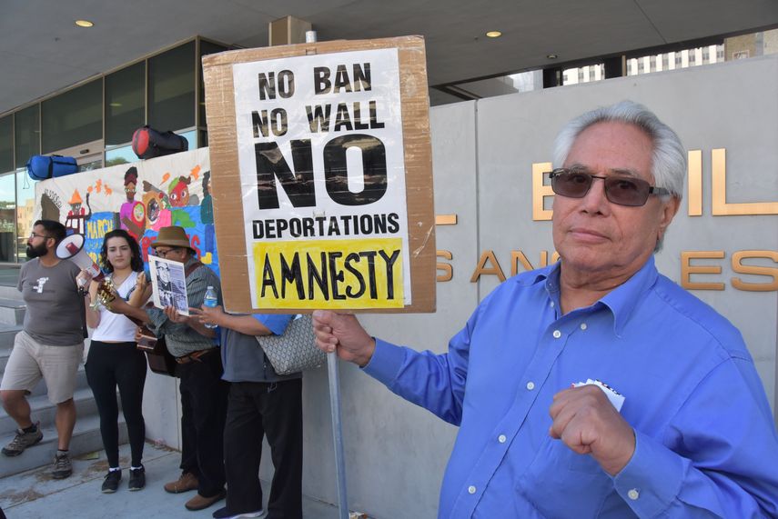 Pedro Vásquez (d) se integró a marcha de estadounidenses para recibir a inmigrantes centroamericanos de la caravana&nbsp;del vía crucis a la frontera de Estados Unidos.&nbsp;