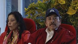 El dictador&nbsp; nicaragüense Daniel Ortega (centro) y la primera dama Rosario Murillo luego de la firma del Tratado de Integración Bicentenario en Managua el 27 de octubre de 2021. . &nbsp; &nbsp;