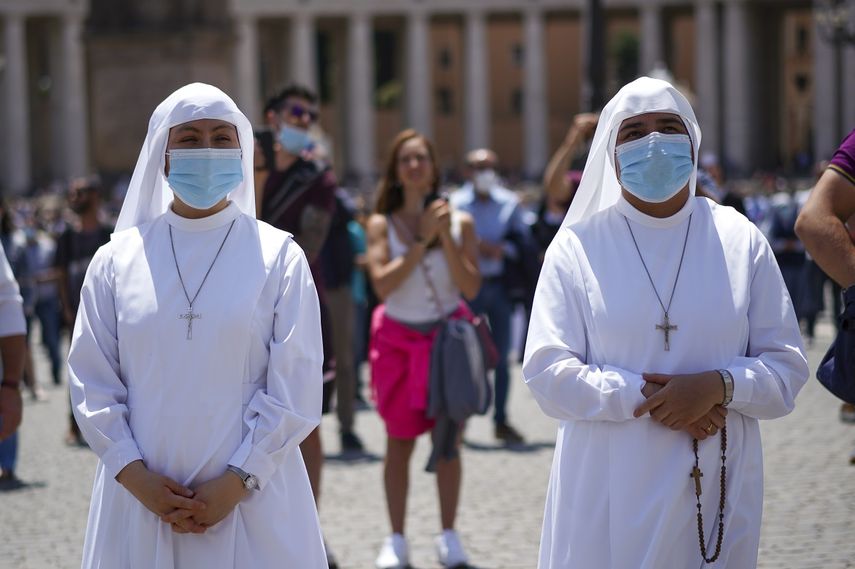 Monjas y otras personas escuchan el mensaje del papa Francisco en la Plaza de San Pedro, en Roma, Italia, el 7 de junio de 2020.&nbsp;
