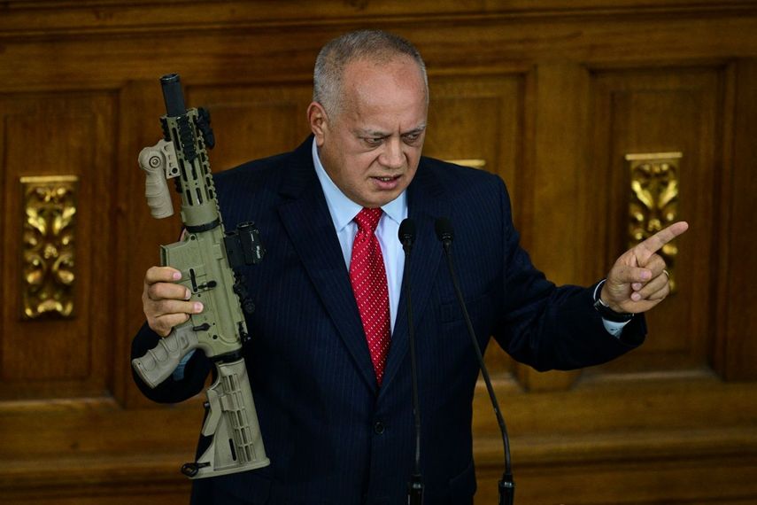 Diosdado Cabello sostiene un fusil M4A1 de fabricación estadounidense mientras habla durante una sesión de la Asamblea Nacional en Caracas el 17 de septiembre de 2024.&nbsp;