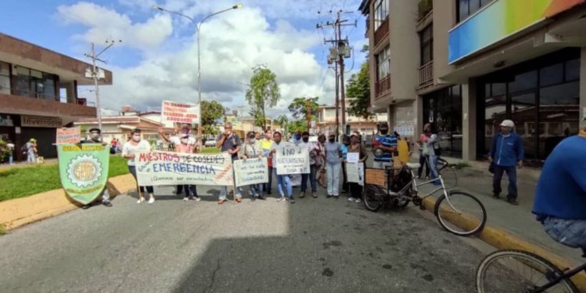 Educadores venezolanos se manifiestan en las calles en exigencia de reivindicaciones laborales y en protesta por el mal estado de las instalaciones educativas.