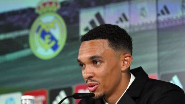 El defensa inglés Trent Alexander-Arnold ofrece una rueda de prensa durante su presentación oficial como nuevo jugador del Real Madrid CF, en la Ciudad Deportiva Real Madrid de Valdebebas, a las afueras de Madrid, el 12 de junio de 2025.