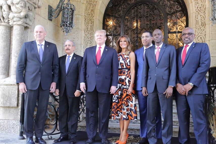 Fotografía cedida por la Presidencia de República Dominicana, donde aparecen desde la izquierda: el primer ministro de Santa Lucía, Allen Michael Chastanet; el presidente de República Dominicana, Danilo Medina; el presidente Donald Trump; la primera dama, Melania Trump; el primer ministro de Jamaica, Andrew Holness, el presidente de Haití, Jovenel Moïse, y el primer ministro de Bahamas, Hubert Minnis.
