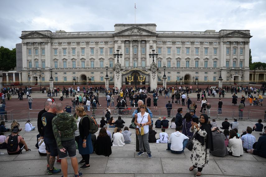 Las multitudes se reúnen frente al Palacio de Buckingham, en el centro de la capital de Reino Unido, el 8 de septiembre de 2022, ante los temores por el estado de salud de la reina Isabel II.