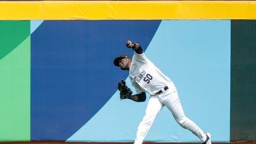 El jardinero holandés Roger Bernadina lanza la bola durante un partido del Grupo A del Clásico Mundial de Béisbol contra Panamá, en el estadio Taichung Intercontinental, en Taichung, Taiwán, el 9 de marzo de 2023.&nbsp;