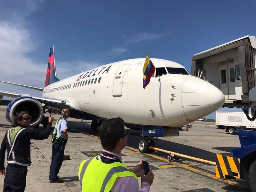 El piloto ondeó&nbsp;la bandera antes del despegue del avión, con destino a Atlanta&nbsp;
