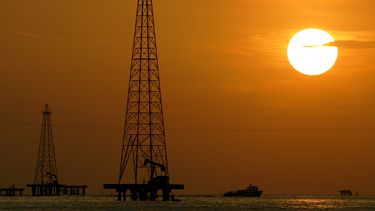 Chevron ha operado en la naci&oacute;n sudamericana por casi un siglo y su participaci&oacute;n en cuatro empresas junto a la petrolera estatal Petr&oacute;leos de Venezuela PDVSA produce cerca de 200.000 barriles diarios.&nbsp;