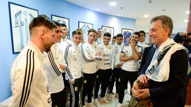 El presidente argentino, Mauricio Macri, despidió a los 23 futbolistas en la sede de la Asociación del Fútbol Argentino (AFA), antes del viaje.