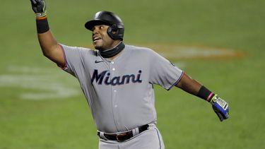 El venezolano Jesús Aguilar, de los Marlins de Miami, festeja después de conectar un jonrón solitario al abridor de los Orioles de Baltimore, Tom Eshelman, en la octava entrada del partido en Baltimore, el martes 4 de agosto de 2020.&nbsp;