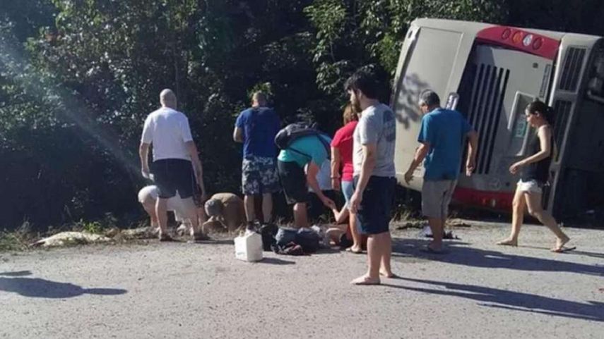 El director de Tránsito del estado, Jorge César Santana Poot, indicó que los lesionados fueron trasladados a hospitales de Bacalar y Chetumal.