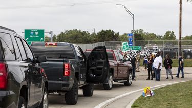 Un piquete de trabajadores impide el ingreso de veh&iacute;culos a la planta de General Motors en Flint, Michigan, durante la huelga declarada por el sindicato automotor UAW contra la empresa, 17 de septiembre de 2019.&nbsp;