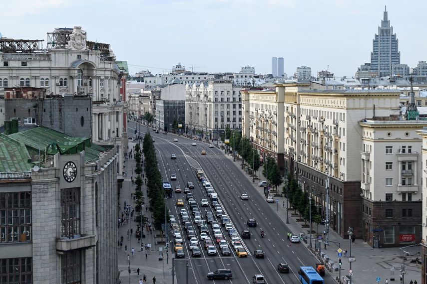 La panorámica muestra el tráfico que circula en la calle central Tverskaya donde se ubica la sede del banco estatal Sberbank (R) en el centro de Moscú.