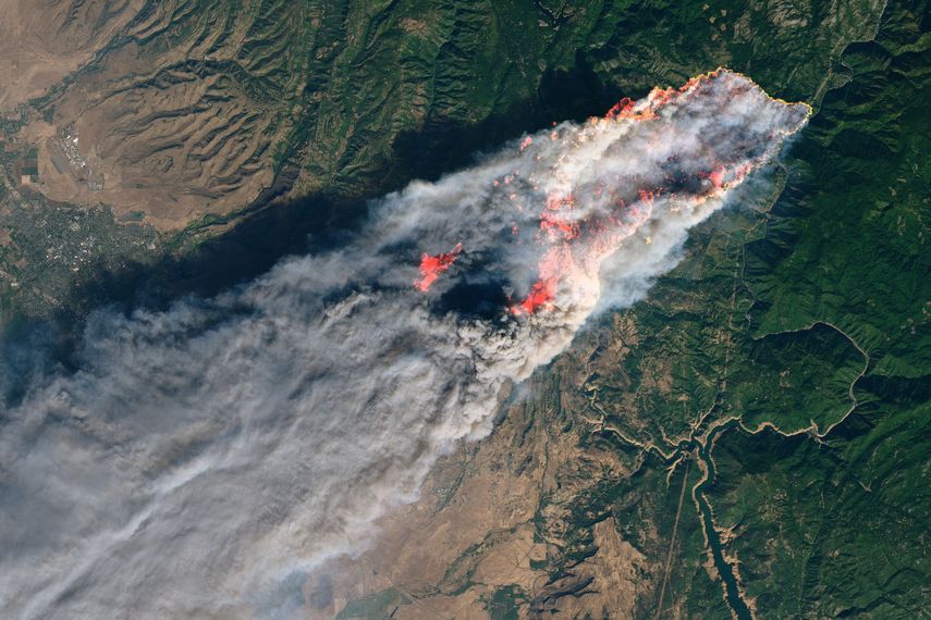 Una foto distribuida por la NASA el 17 de noviembre de 2018 muestra una imagen adquirida por Operational Land Imager en Landsat 8 del Camp Fire, unos 140 km al norte de Sacramento, California.&nbsp;