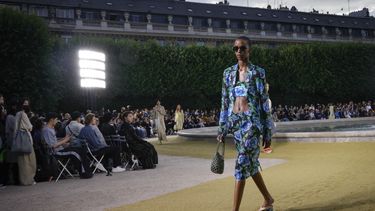 Una modelo presenta una creación de la colección de Kenzo Mens Ready-to-wear Primavera-Verano 2025/2026 como parte de la Semana de la Moda de París, en París, el 19 de junio de 2024.